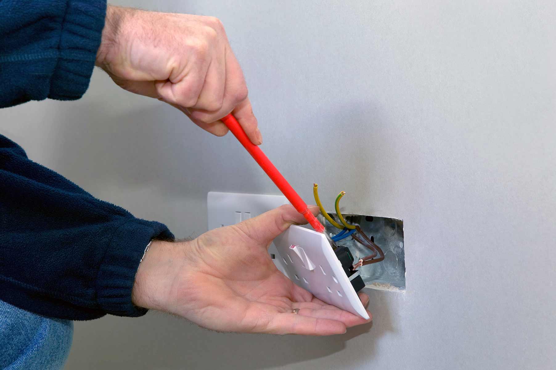 Our electricians can install plug sockets for domestic and commercial proeprties in Tilehurst and the local area. 